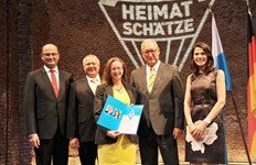 Heimatminister Albert Füracker und Kunstministerin Prof. Dr. med. Marion Kiechle prämieren 100 Heimatschätze